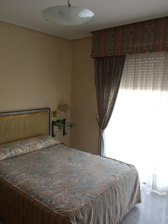 קארבאינו Hotel Restaurante Derby חדר תמונה