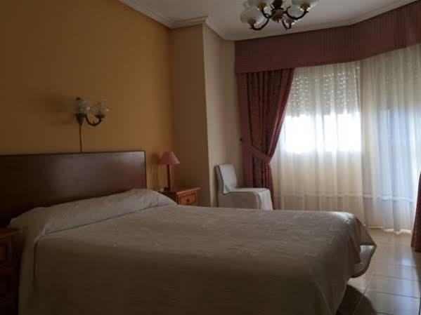 קארבאינו Hotel Restaurante Derby מראה חיצוני תמונה